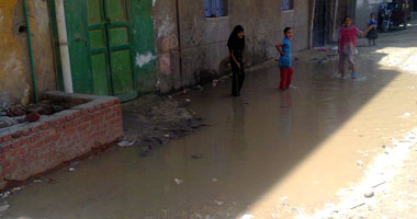 ماسورة مياه مكسورة تتسبب فى تلف 4 منازل بأخميم فى سوهاج