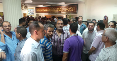 الصم والبكم ينظمون وقفة احتجاجية أمام محافظة الشرقية للمطالبة بالتثبيت