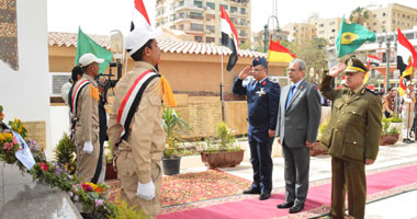 بالصور..محافظ المنيا يضع إكليل زهور على النصب التذكارى للجندى المجهول