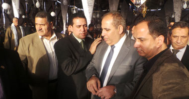 محافظ الشرقية يغادر سرادق عزاء عزازى على عزازى ويستمع لشكاوى الأهالى