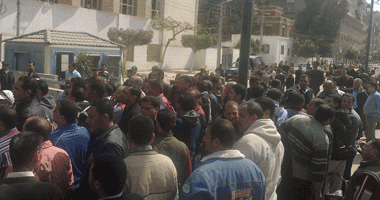 عمال المصرية للأسمدة بالسويس: مستمرون فى الاعتصام للحصول على الأرباح كاملة