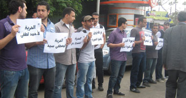 بالصور.. سلاسل بشرية لطلاب "هندسة القاهرة" للإفراج عن زملائهم 