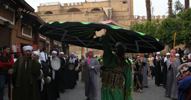 بالصور.. فرق وزارة الثقافة تقدم استعراضاً راقصاً بشارع المعز