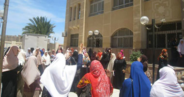 طلاب الإخوان يطلقون الألعاب النارية أمام باب جامعة القاهرة الرئيسى