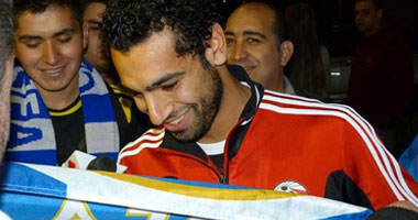 بالفيديو.. مظاهرة "حب" لمحمد صلاح فى جراج لندن