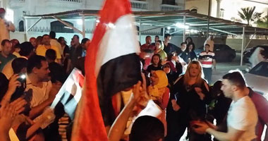 بالصور.. المئات يحتفلون بفوز السيسى أمام السفارة المصرية بالبحرين