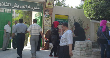 طلبة الثانوية العامة بالعريش يصلون لجان الامتحان وأمن سرى لحمايتهم