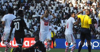 بالصور.. شاهد اعتراض لاعبى الزمالك على حكم مباراة مازيمبى