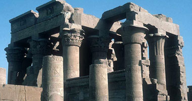 آثار أسوان: نقوش جديدة بتمثال رمسيس الثانى تكشف بقايا معبد بكوم أمبو