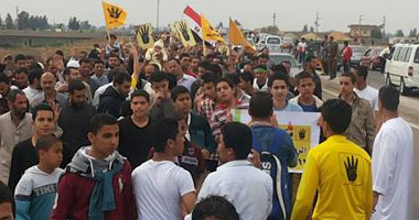 أعضاء الإرهابية يتظاهرون أمام مسجد راغب بمدينة أكتوبر
