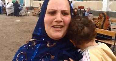 بالفيديو ..سيدة بالغربية تصطحب "طفلها السيسى" خلال مشاركتها بالانتخابات