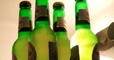 الأمن يلقى القبض على 3 عاطلين بحيازتهم 240 زجاجة بيرة بأسوان