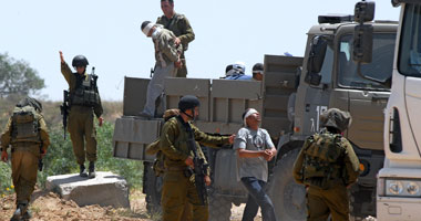 إسرائيل تعتقل 10 فلسطينيين وتعثر على أسلحة فى نابلس