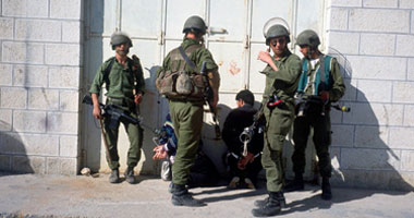 قوات الاحتلال تنفذ حملة اعتقالات بالضفة الغربية وتداهم منزل منفذ عملية القدس