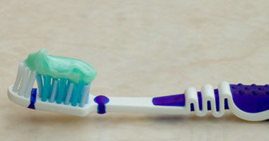 طبيب أسنان يحذر: فرشة الأسنان وسيلة لنقل العدوى بالبكتيريا والفيروسات