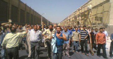 "القابضة للغزل والنسيج" تطالب عمال "المحلة" بإنهاء إضرابهم والعودة للعمل
