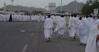 السعودية تبدأ فى إيقاف الحجاج غير النظاميين لمنع ظاهرة "المشى على الأقدام"