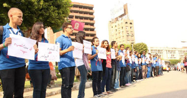 بالصور.. سلاسل شباب جامعة القاهرة ضد التحرش