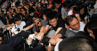 اندلاع اشتباكات عنيفة بين الشرطة والمحتجين فى "هونج كونج"