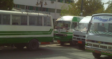 سائقو السرفيس يقطعون شارع البحر بطنطا احتجاجًا على سرقة سيارة