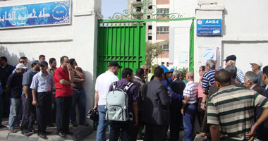  محافظ الإسكندرية فى "طابور الانتخابات" للإدلاء بصوته 