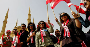 أنصار زعيم مسيحى لبنانى يتظاهرون ضد رئيس الحكومة