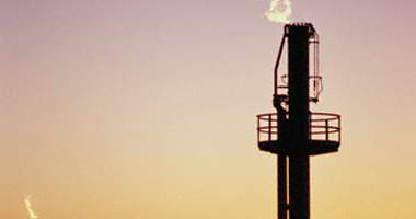 انخفاض الإمدادات العالمية من النفط والغاز لتصل لـ100.3 مليون برميل يوميا