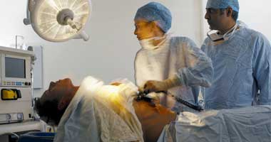 فريق طبى بجامعة أسيوط يستأصل ورماً يزن 15 كجم من بطن مريض