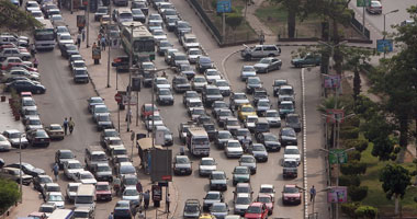 كثافات مرورية بالشوارع والمحاور الرئيسية بالقاهرة والجيزة