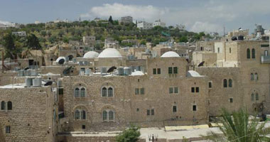 مستوطنون يهود يعيدون بناء "كنيس" فى الخليل تم هدمه عشرات المرات