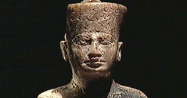 ضبط عاطل بحوزته تمثال فرعونى ذهبى و11 ورقة بردى يشتبه فى أثريتها فى كمين شبرا