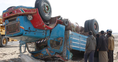 حادث انقلاب سيارة نصف نقل واصطدامها مع أخرى على طريق "طنطا - كفر الشيخ"