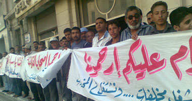 وقفة احتجاجية لسائقى النقل بالإسكندرية أمام "المحافظة"