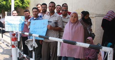 معلمو "العقود المؤقتة" يتظاهرون أمام "الوزارة"