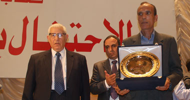 بالصور.. "الصحفيين" تمنح محمود عوض جائزة الرواد