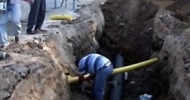 عمال شركة الغاز بالجيزة ينتهون من إصلاح ماسورة شارع كفر طهرمس