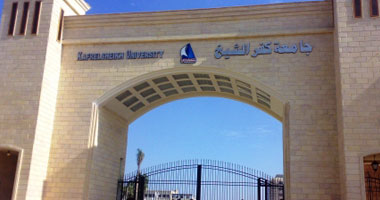 رئيس جامعة كفر الشيخ يكرم طلاب كلية الهندسة خلال ختام التدريب الصيفى