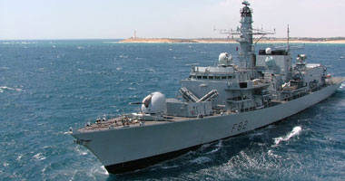سفينة إنزال روسية تقترب من فرقاطات الناتو قبالة سواحل سوريا
