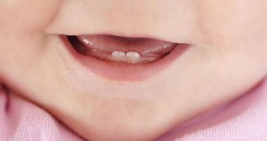 متى تظهر الأسنان اللبنية عند الطفل؟