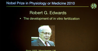 منح نوبل للطب للبريطانى روبرت ادواردز مبتكر التلقيح الصناعى