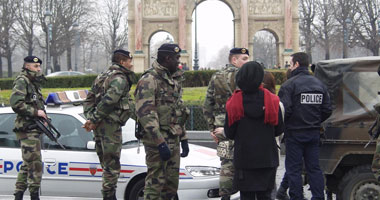 فرنسا تعتقل 12شخصاً لصلتهم بالإرهاب