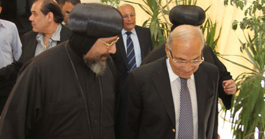 أحمد شفيق يلتقى البابا شنودة ويعزيه فى ضحايا ماسبيرو 