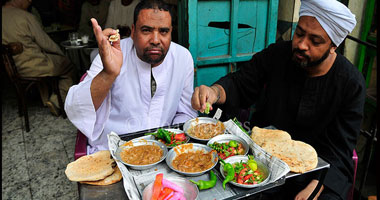 أول ناقد مصرى للطعام: كثرة أكلى بالشارع وراء طرح فكرتى على "فيس بوك"
