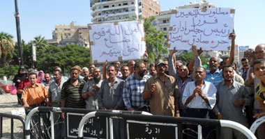 وقفة احتجاجية لعمال "مصر - إيران" بالسويس للمطالبة بإعادة تشغيل الشركة