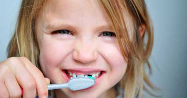 لو أم لأول مرة.. تعرفى على تطور أسنان طفلك منذ ولادته