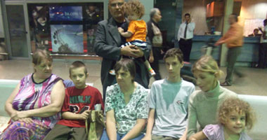 بالصور.. مدير أمن المطار ينهى أزمة أسرة أوروبية تعثرت فى السفر