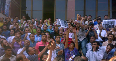 اعتصام إداريى التعليم بالمنصورة احتجاجاً على خصم مكافأة الامتحانات