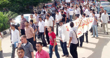 طلاب وأساتذة هندسة الإسماعيلية يواصلون احتجاجهم للمطالبة بإقالة العميد 