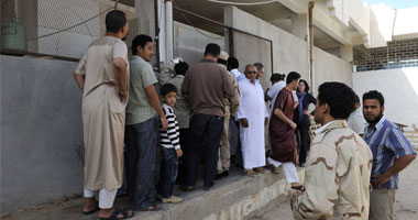 بالصور.. مئات الليبيين يصطفون لمشاهدة جثة القذافى بالثلاجة 