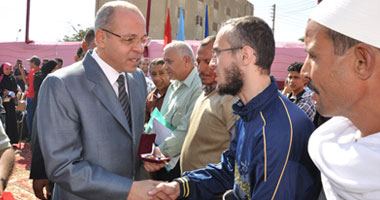 بالصور.. رفع العلم على النصب التذكارية لشهداء الثورة فى المحافظات فى احتفالية "يوم فى حب مصر".. استقبال الأهالى بالطبل والمزمار البلدى والأغانى الوطنية 